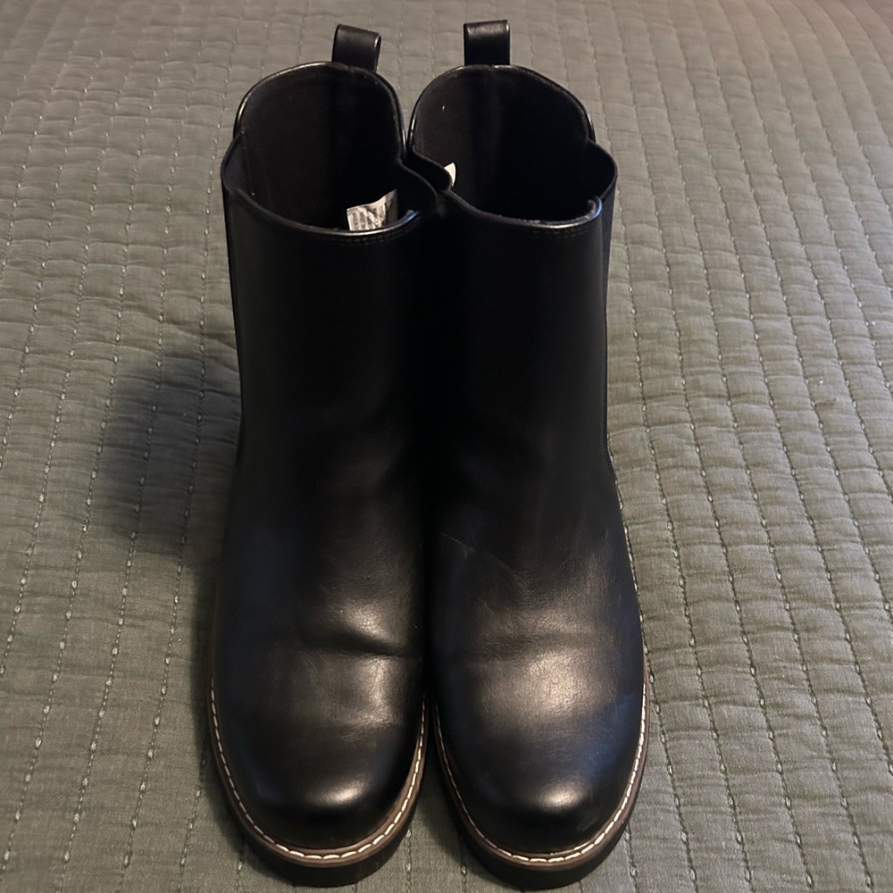Women’s Size 11 Universal Threads Chelsea Boots